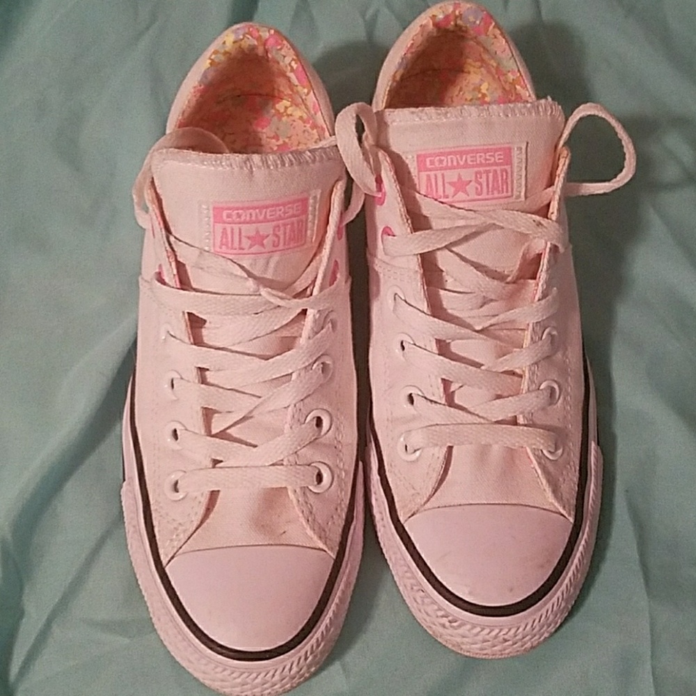 Women's size 8 low top converse